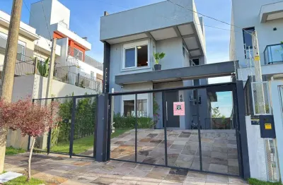 Casa moderna com 3 dormitórios com pátio grande e vista para o rio guaíba!
