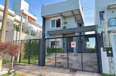 Casa moderna com 3 dormitórios com pátio grande e vista para o rio guaíba!