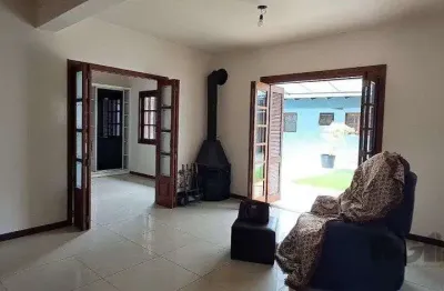 Casa com 04 dormitórios, 06 vagas de garagem, edícula, no bairro jd. itu.