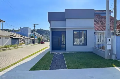 Belíssima residência com 2 dormitórios, 2 vagas , cozinha mobiliada