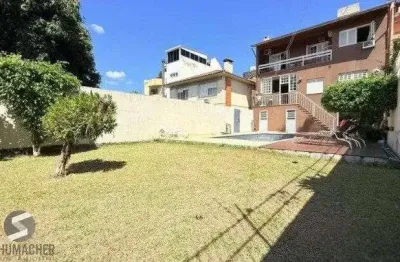 Casa de 4 dormitórios, uma suíte, pátio com piscina nos fundos e espaço para até 3 carros no chácara das pedras