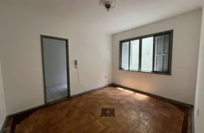 Apartamento de dois quartos em prédio com elevador no bairro bom fim em poa/rs