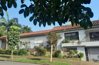 Casa com 5 quartos à venda na Rua Matias José Bins, 710, Três Figueiras, Porto Alegre