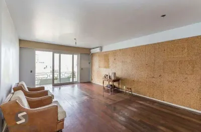 Vende-se ampla cobertura com 3 quartos (1 suíte), 283m² e 2 vagas - petrópolis