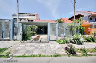 Casa com 3 quartos à venda na Rua Heitor Kramer, 421, Guarujá, Porto Alegre