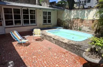 Casa no bairro petrópolis, à 800 metros da encol, com pátio e piscina.