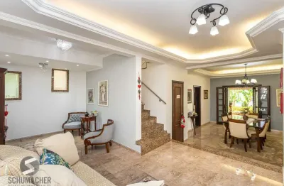 Casa de 272m², 4 dormitórios, 2 suítes e 4 vagas de garagem, no bairro ipanema, próxima à orla do guaíba.