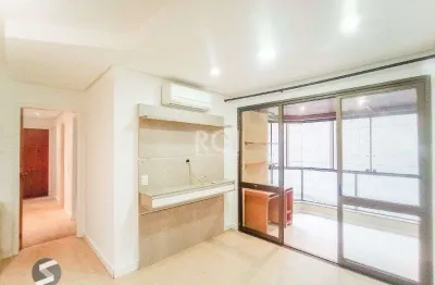 Vende ou aluga no bairro menino deus, com garagem, apartamento de 03 dormitórios, suíte, living 02 ambientes, com sacada e churrasqueira