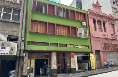 Apartamento com 03 quartos e 02 banheiros no Centro Histórico de Porto Alegre.