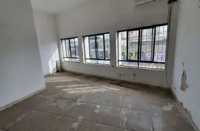 Loja comercial localizada na avenida professor oscar pereira