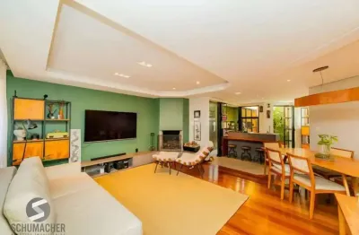 Casa em condomínio com 3 dormitórios, revertido em 2, suíte e 2 vagas.