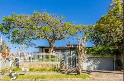 Casa com 3 quartos para alugar na Rua Matias José Bins, 903, Três Figueiras, Porto Alegre