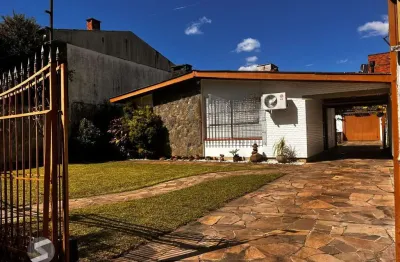 Casa térrea, com 2 dormitórios, 3 vagas, no bairro ipanema, porto alegre, rs