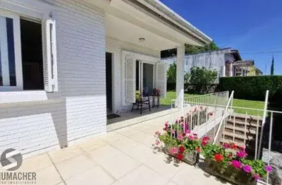 Casa Espetacular com Vista Deslumbrante, Reformada por Arquiteto de 2 dormitórios, suíte, próximo a PUC e Carrefour no bairro Partenon em Porto Alegre/RS/