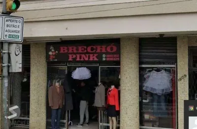 Loja na João Pessoa, de frente para a rua, próximo a Redenção, Porto Alegre.