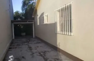 Casa com 03 quartos em terreno de 13:20 x 7501, no bairro Medianeira