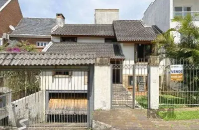 Casa em Porto Alegre, no bairro Ipanema, com 3 dormitório(s), à venda.