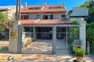 Casa em Porto Alegre, no bairro Ipanema, com 3 dormitório(s), e 3 banheiros, à v