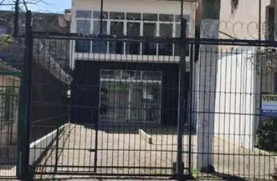 Ótima loja com mezanino, em ótima localização com estacionamento.