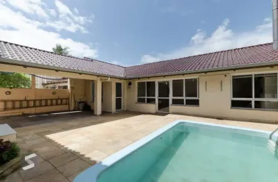 Excelente residência térrea com 272m² de área privativa, com 4 domritórios e 6 vagas de garagem, localizada no bairro Vila Assunção.