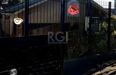 Casa em Porto Alegre, no bairro Espírito Santo, com 3 dormitório(s), e 3 banheir