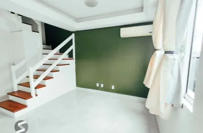 Casa em condomínio com 2 dormitórios e 2 garagem em Branco em Canoas.