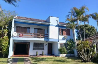 Casa com 3 dormitótrios, piscina e 2 vagas de garagem em Canoas.