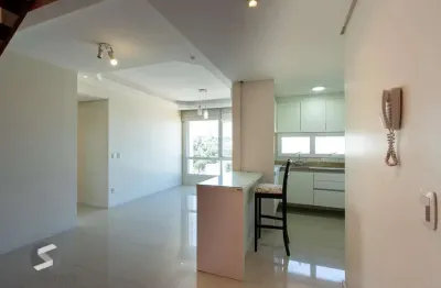 Cobertura de 3 dormitórios, 1 suíte e duas vagas de garagem no bairro Cristal.