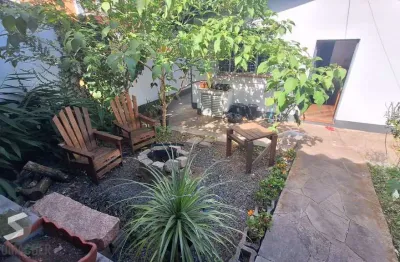 Casa com pátio frente e fundos , lareira churrasqueira, vaga proximo a Av do Forte.