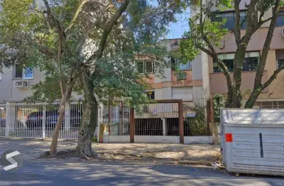 Apartamento com 2 dormitórios e garden na Rua Ijuí, pronto para reformar