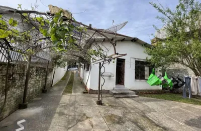 Terreno com casa com 3 dormitórios e ampla garagem Bairro Higienópolis