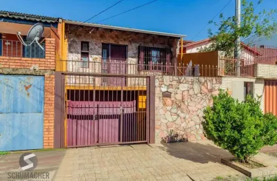 Casa com varanda fechada, 3 quartos, 2 vagas no bairro Farroupilha