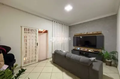 Casa à venda, 3 quartos, 1 suíte, 4 vagas, jardim das acacias - divinópolis/mg