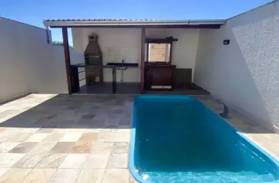 Casa mobiliada com piscina e churrasqueira a 5 min da praia