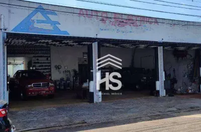 Barracão comercial, com residência nos fundos, piscina e excelente localização.