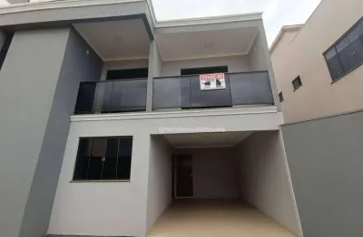 Sobrado em condomínio com três suítes na região da fag