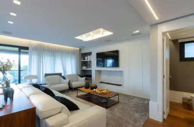 Apartamento mobiliado, com cerca de 256,42m² privativos e com 3 suítes,