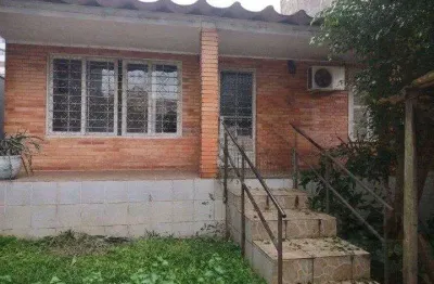 Casa de 2 quartos, com edícula, próximo a av. wenceslau escobar