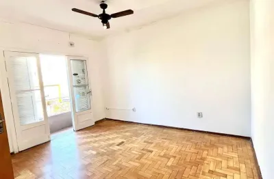 Apartamento 2 dormitórios com sacada e pátio - excelente localização