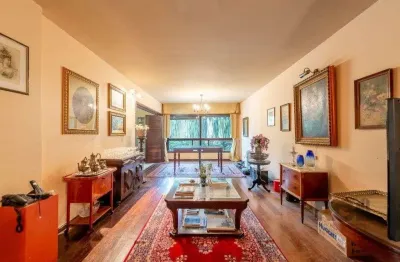 Vende-se apartamento 3 quartos com suíte e vaga, com 120m² de área privativa no bairro moinhos de vento