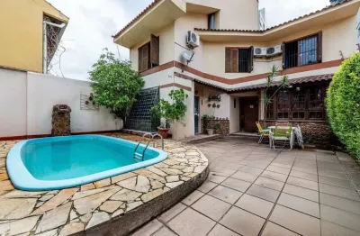Casa com 3 suítes, 4 vagas e pátio com piscina no bairro boa vista