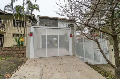 Casa sobrado no bairro Cristal de 3 dormitórios e 3 vagas DESOCUPADA