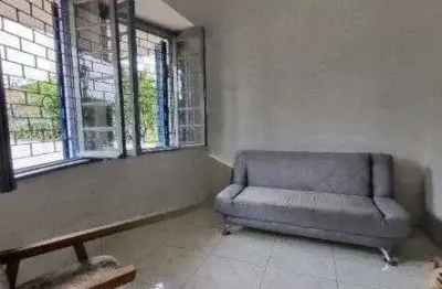 Casa de 4 dormitórios, 2 banheiros para venda pronta para morar no bairro partenon em porto alegre/rs.