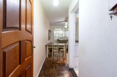 Apartamento térreo com pátio privativo no coração do menino deus, 2 dormitórios.