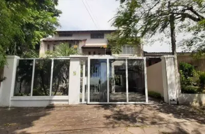 Vende – ampla casa residencial com piscina e 5 vagas