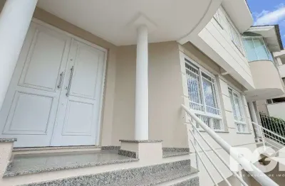 Linda casa de 282 m2 com 4 dormitórios, sendo 3 suítes e a suíte master no chácara das pedras.