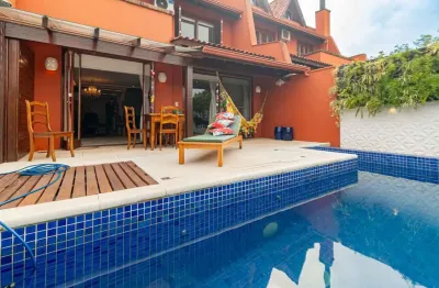 Casa em condomínio fechado a venda no bairro três figueiras.