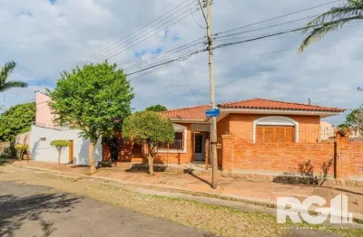 Casa com 3 quartos à venda na Rua Oiampi, 420, Guarujá, Porto Alegre