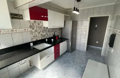 Partamento térreo ensolarado com 1 dormitório e móveis na cozinha