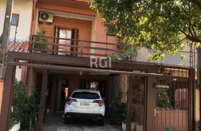Casa residencial de 3 dormitórios sendo um uma suíte localizada no bairro guarujá.